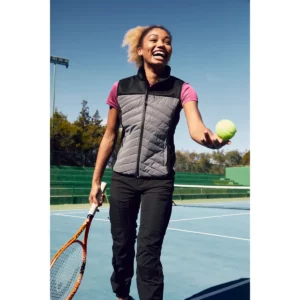 Chaleco Clique Utah Vest Women 020941 reflectante, con modelo femenino