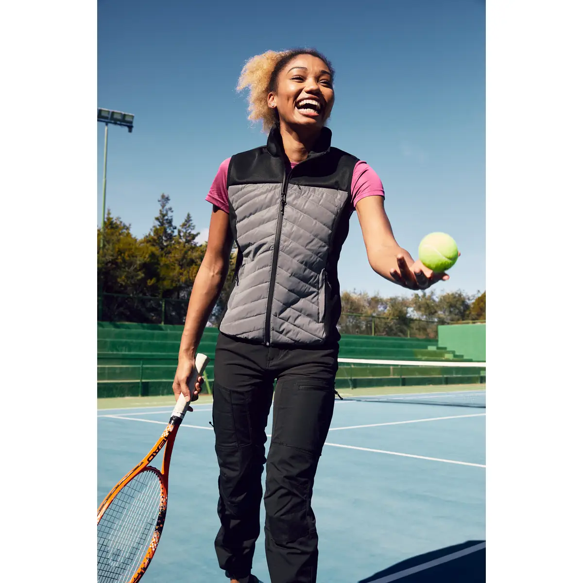 Chaleco de mujer CLIQUE UTAH VEST WOMEN 020941 1 Chaleco Clique Utah Vest Women 020941 reflectante, con modelo femenino