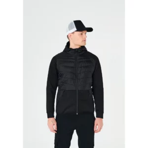 Chaqueta Clique Utah Jacket 020942 negro, con modelo masculino