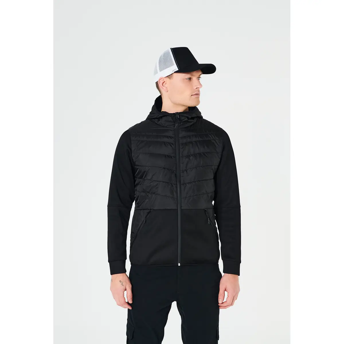 Chaqueta de hombre Clique Utah Jacket 020942 1 Chaqueta Clique Utah Jacket 020942 negro, con modelo masculino