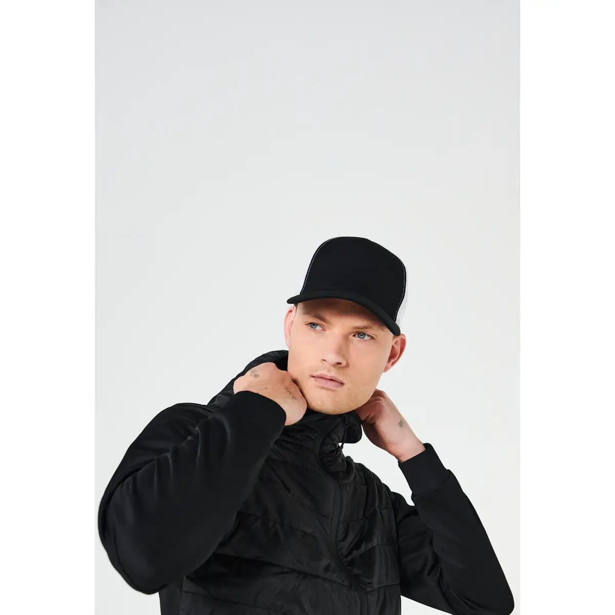Chaqueta de hombre Clique Utah Jacket 020942 2 Chaqueta Clique Utah Jacket 020942 negro, detalle con modelo masculino