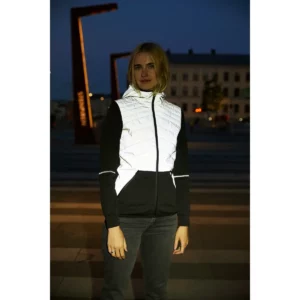 Chaqueta Clique Utah Jacket Women 020943 reflectante, con modelo femenino reflectante