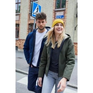 Chaqueta hombre CLIQUE PADDED HOODY SOFTSHELL 020952 / Chaqueta mujer CLIQUE PADDED HOODY SOFTSHELL WOMEN 020953, con modelo, vista frontal de campaña
