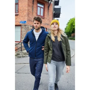 Chaqueta hombre CLIQUE PADDED HOODY SOFTSHELL 020952 / Chaqueta mujer CLIQUE PADDED HOODY SOFTSHELL WOMEN 020953, con modelo, vista frontal de campaña