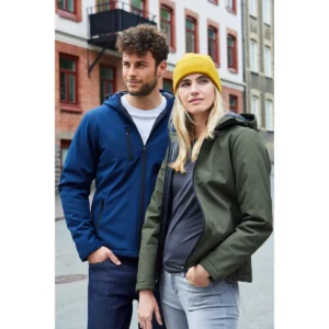 Chaqueta hombre CLIQUE PADDED HOODY SOFTSHELL 020952 / Chaqueta mujer CLIQUE PADDED HOODY SOFTSHELL WOMEN 020953, con modelo, vista frontal de campaña