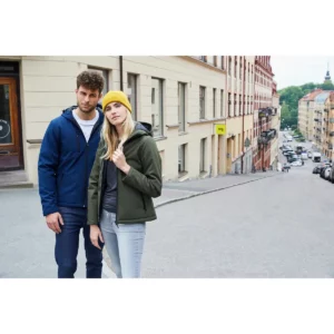 Chaqueta hombre CLIQUE PADDED HOODY SOFTSHELL 020952 / Chaqueta mujer CLIQUE PADDED HOODY SOFTSHELL WOMEN 020953, con modelo, vista frontal de campaña