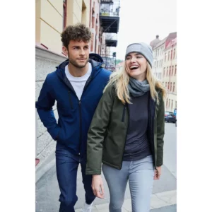 Chaqueta hombre CLIQUE PADDED HOODY SOFTSHELL 020952 / Chaqueta mujer CLIQUE PADDED HOODY SOFTSHELL WOMEN 020953, con modelos