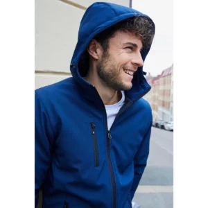 Chaqueta hombre CLIQUE PADDED HOODY SOFTSHELL 020952, detalle del cuello y la capucha con modelo