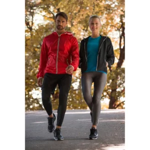 Cortaviento unisex CLIQUE HARDY 020961, con modelo, vista frontal de campaña