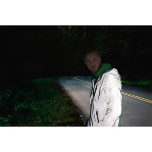Cortaviento hombre CLIQUE HARDY REFLECTIVE 020964, con modelo, vista lateral nocturna