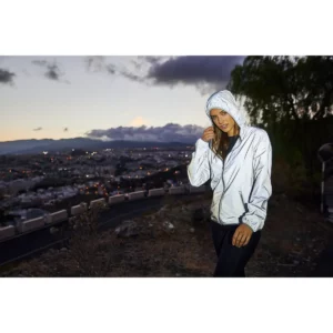 Cortaviento hombre CLIQUE HARDY REFLECTIVE 020964, con modelo