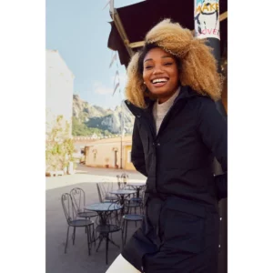 Parka de mujer Clique Lindy 020985 negra, con modelo
