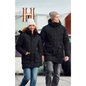 Parka unisex Clique Eskie 020996 negra, con personas en exterior