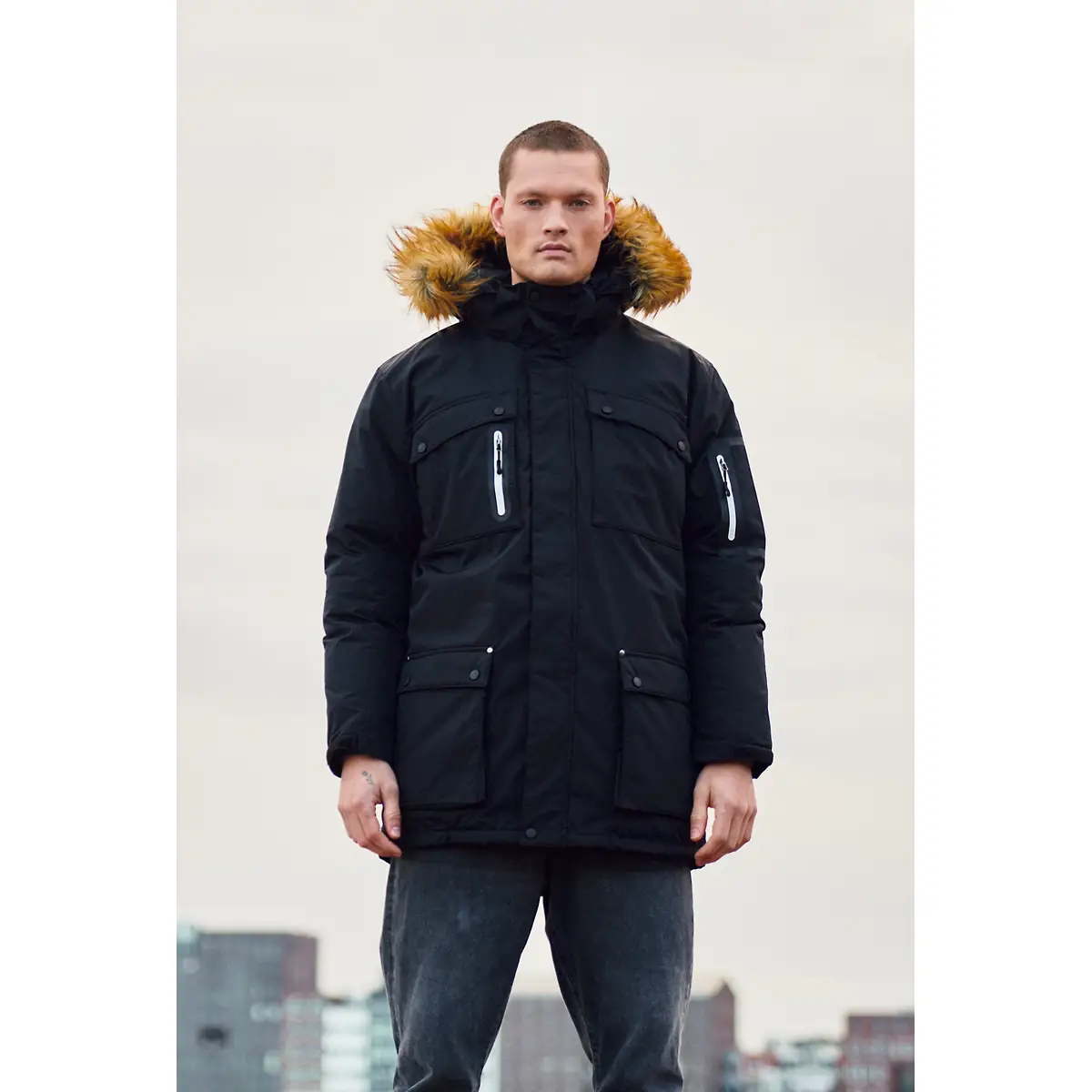 Parka unisex CLIQUE MALAMUTE 020997 2 Parka unisex Clique Malamute 020997, negro, con modelo, vista frontal completa