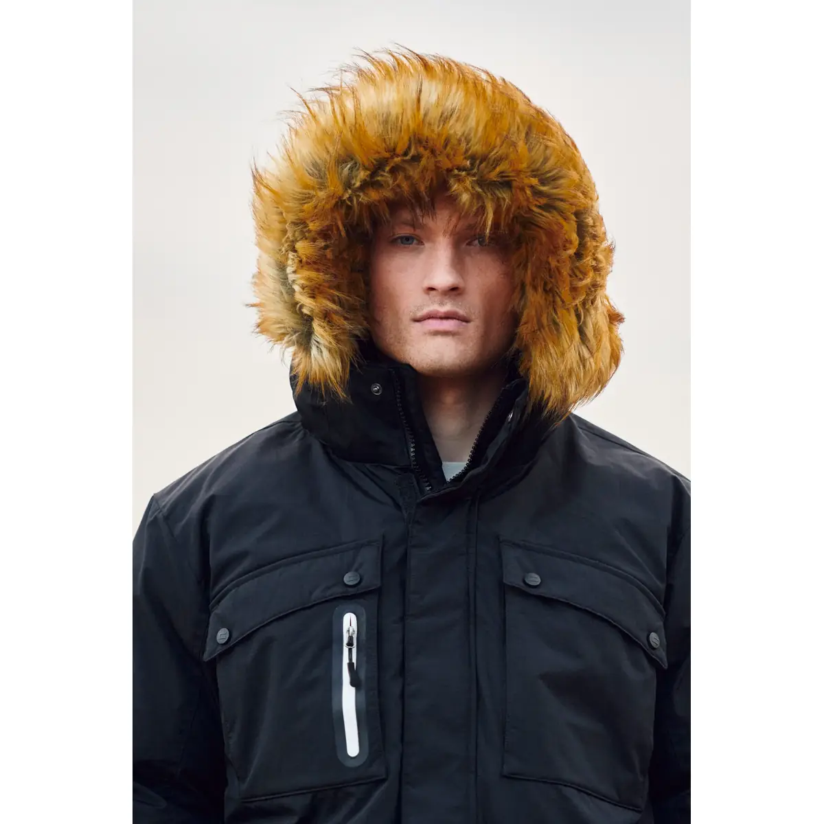 Parka unisex CLIQUE MALAMUTE 020997 3 Parka unisex Clique Malamute 020997, negro, con modelo, detalle de capucha