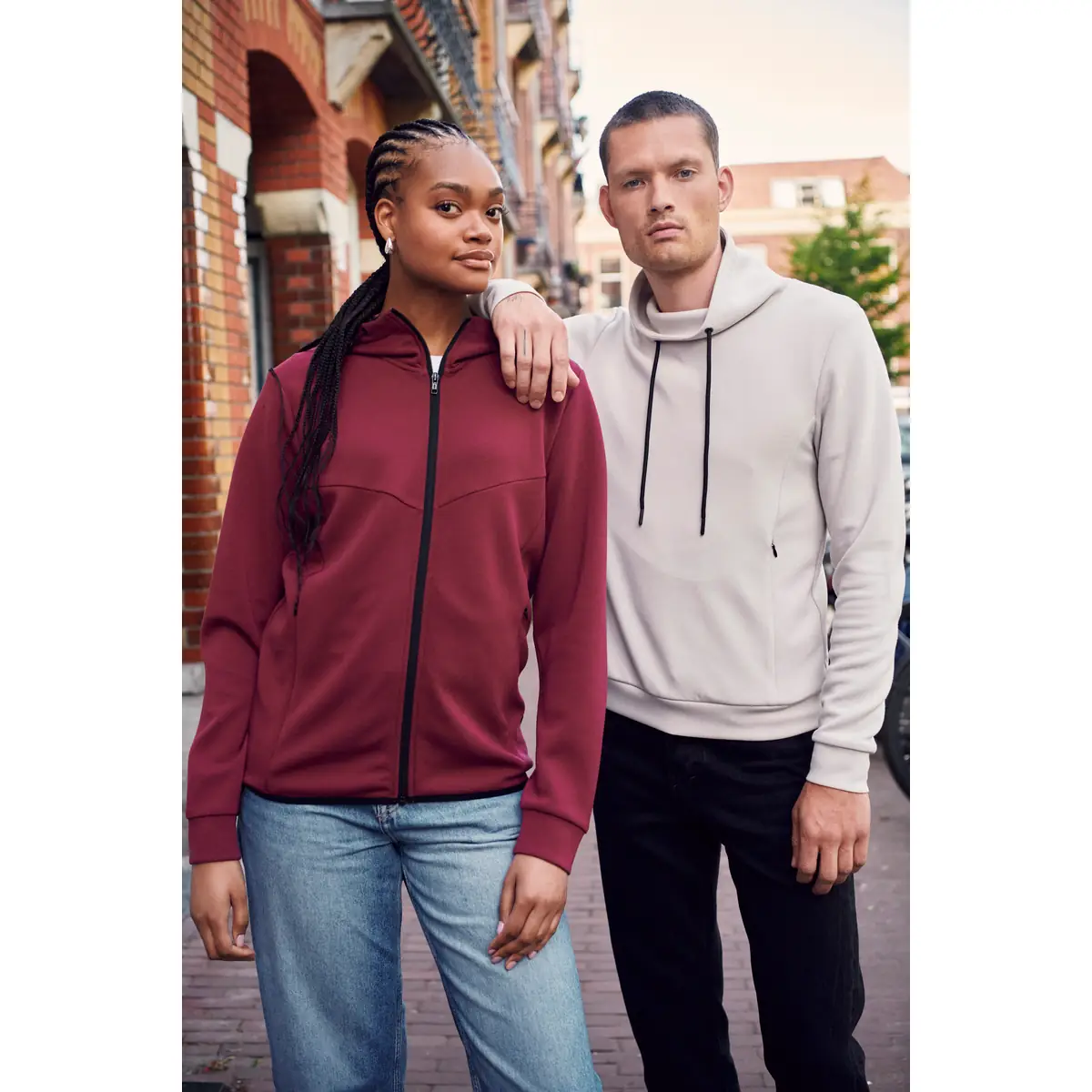 Chaqueta mujer CLIQUE HAYDEN WOMEN 021025 1 Sudadera hombre CLIQUE HOBART 021022 / Chaqueta mujer CLIQUE HAYDEN WOMEN 021025, con modelos
