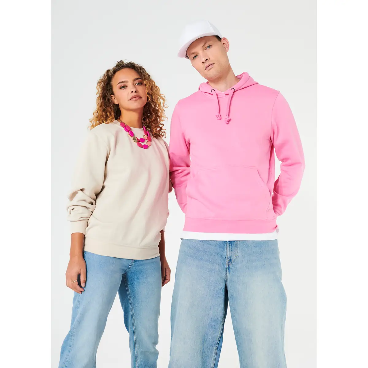 Sudadera unisex CLIQUE BASIC HOODY 021031 1 Sudadera unisex CLIQUE BASIC HOODY 021031, con modelos