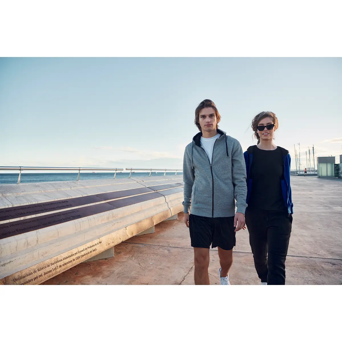 Sudadera hombre CLIQUE CLASSIC HOODY FULL ZIP 021044 1 Sudadera hombre CLIQUE CLASSIC HOODY FULL ZIP 021044 / Sudadera mujer CLIQUE CLASSIC HOODY FULL ZIP WOMEN 021045, con modelos