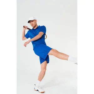 Polo técnico unisex CLIQUE BASIC ACTIVE POLO 028254, con modelo en movimiento