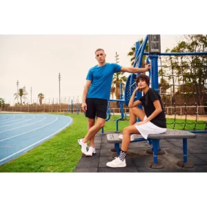 Pantalón corto Clique Basic Active Shorts 022053, con modelos en pista deportiva, vista adicional