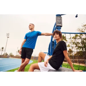 Pantalón corto Clique Basic Active Shorts 022053, con modelos en pista deportiva