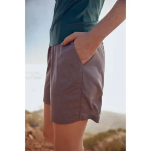 Pantalón corto Clique Basic Active Shorts 022053, detalle de bolsillo con modelo