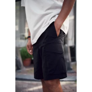 Pantalón corto unisex Clique Cargo Shorts 022065, detalle de bolsillo con modelo