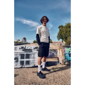 Pantalón corto unisex Clique Cargo Shorts 022065, con modelo en exterior