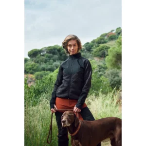 Chaqueta polar mujer CLIQUE HAINES WOMEN 023947, con modelo en exterior
