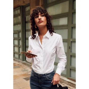 Camisa de mujer Clique Garland 027321, Blanco, con modelo en exterior