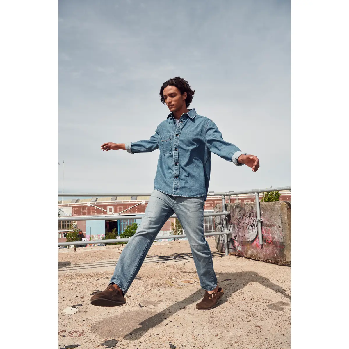 Sobrecamisa unisex CLIQUE OVERSHIRT 027962 1 Sobrecamisa unisex Clique Overshirt 027962 Tejano, con modelo masculino
