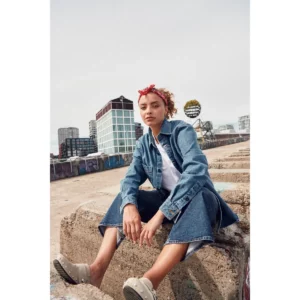 Sobrecamisa unisex Clique Overshirt 027962 Tejano, con modelo femenino