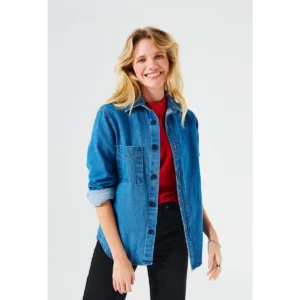 Sobrecamisa unisex Clique Overshirt 027962 Tejano, con modelo femenino en estudio
