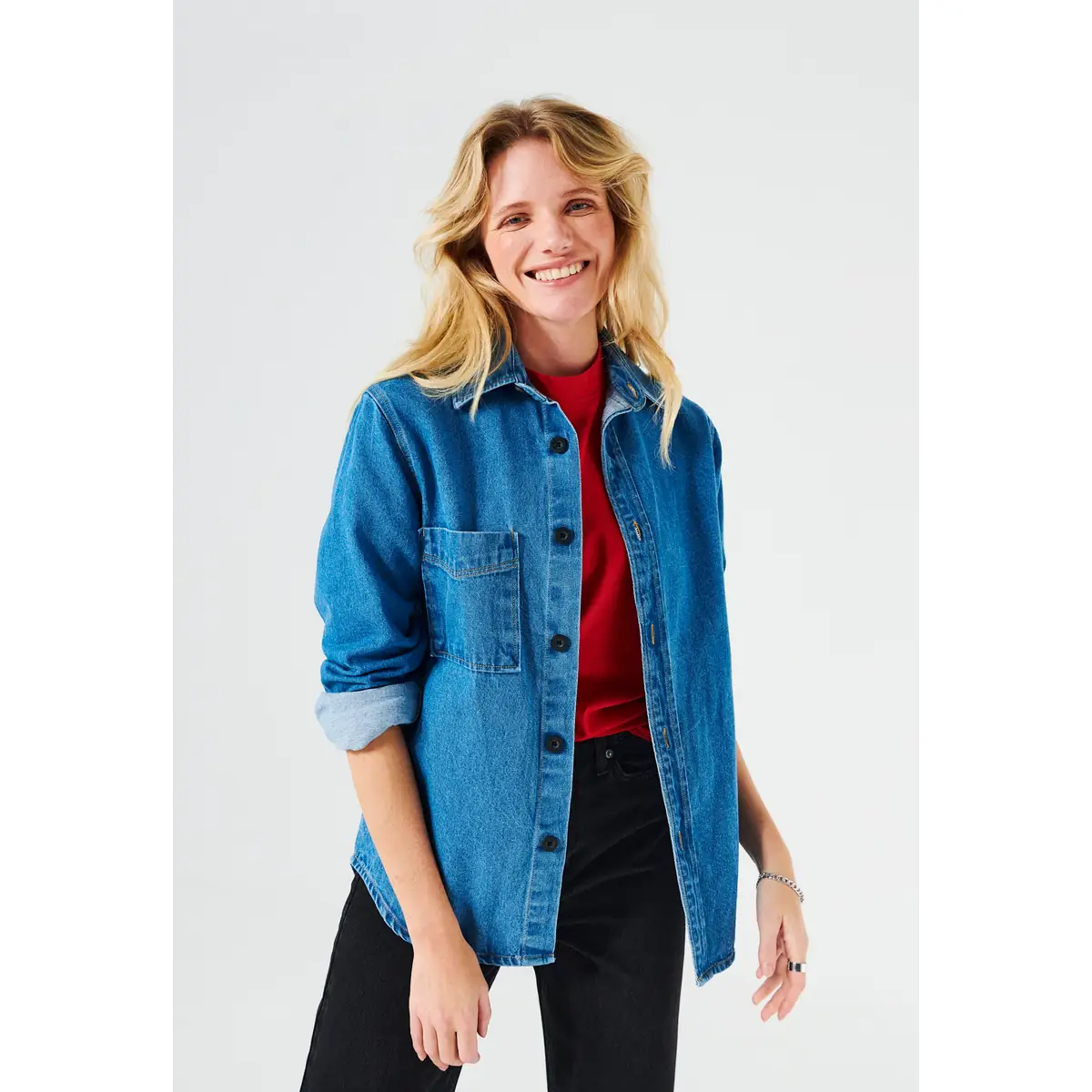 Sobrecamisa unisex CLIQUE OVERSHIRT 027962 4 Sobrecamisa unisex Clique Overshirt 027962 Tejano, con modelo femenino en estudio