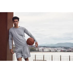 Pantalón corto Clique Basic Active Shorts 022053, con modelo en exterior