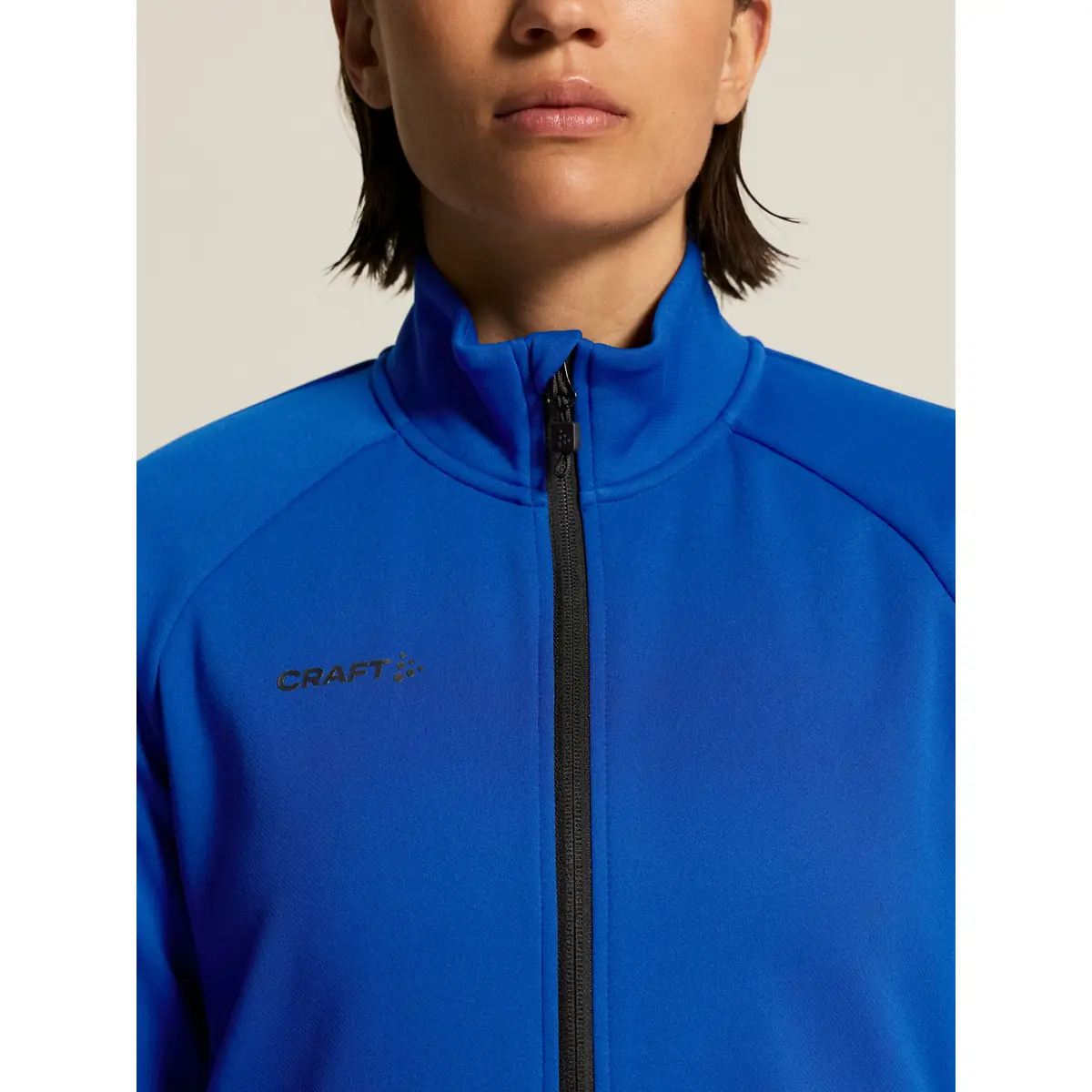 Chaqueta mujer CRAFT ADV UNIFY JACKET 1909135 11 Chaqueta mujer CRAFT ADV UNIFY JACKET 1909135, Club cobolt, con modelo, detalle de cuello y pecho