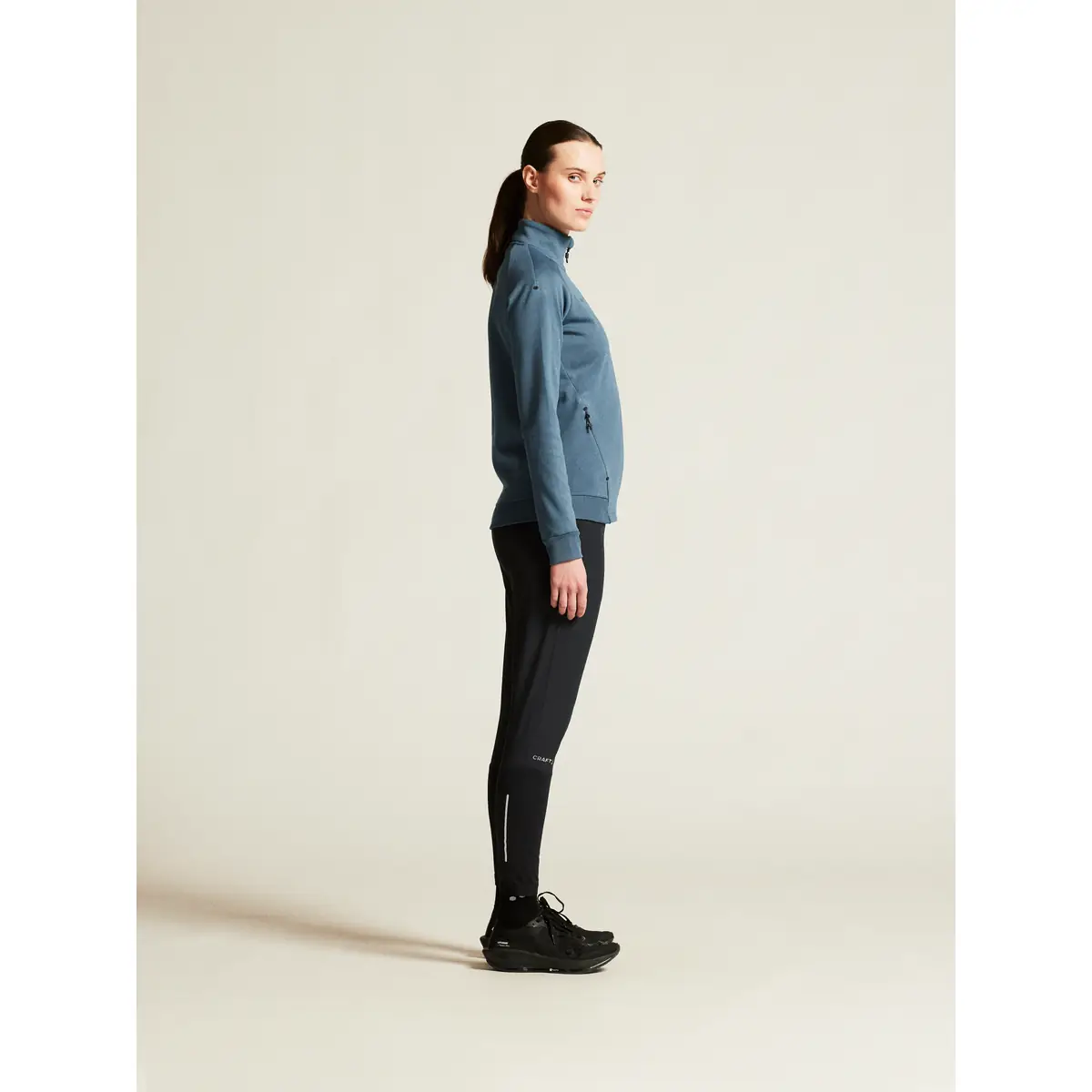 Chaqueta mujer CRAFT ADV UNIFY JACKET 1909135 14 Chaqueta mujer CRAFT ADV UNIFY JACKET 1909135, Real, con modelo, vista lateral de cuerpo entero