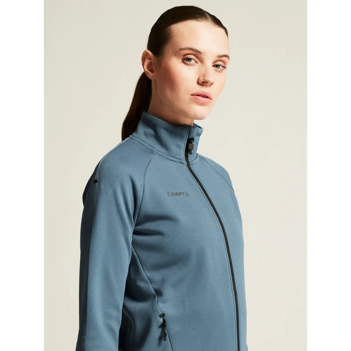 Chaqueta mujer CRAFT ADV UNIFY JACKET 1909135 17 Chaqueta mujer CRAFT ADV UNIFY JACKET 1909135, Real, con modelo, detalle de cuello y hombro
