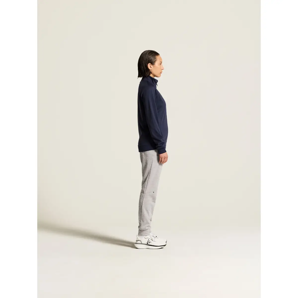 Chaqueta mujer CRAFT ADV UNIFY JACKET 1909135 20 Chaqueta mujer CRAFT ADV UNIFY JACKET 1909135, Navy, con modelo, vista lateral de cuerpo entero