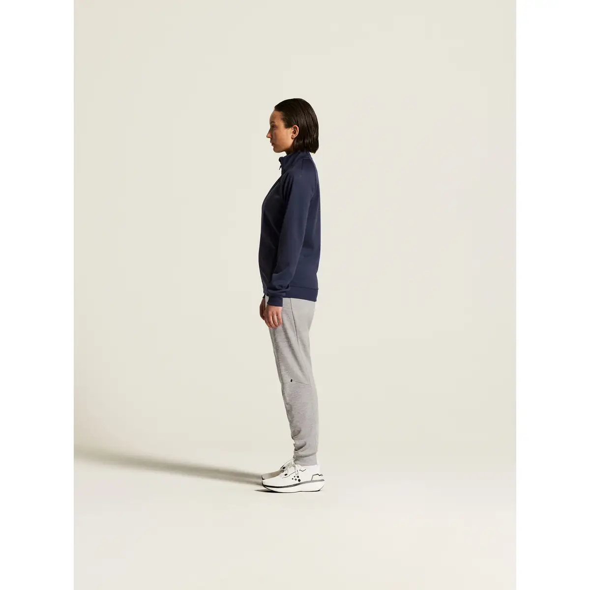 Chaqueta mujer CRAFT ADV UNIFY JACKET 1909135 23 Chaqueta mujer CRAFT ADV UNIFY JACKET 1909135, Navy, con modelo, vista lateral de cuerpo entero