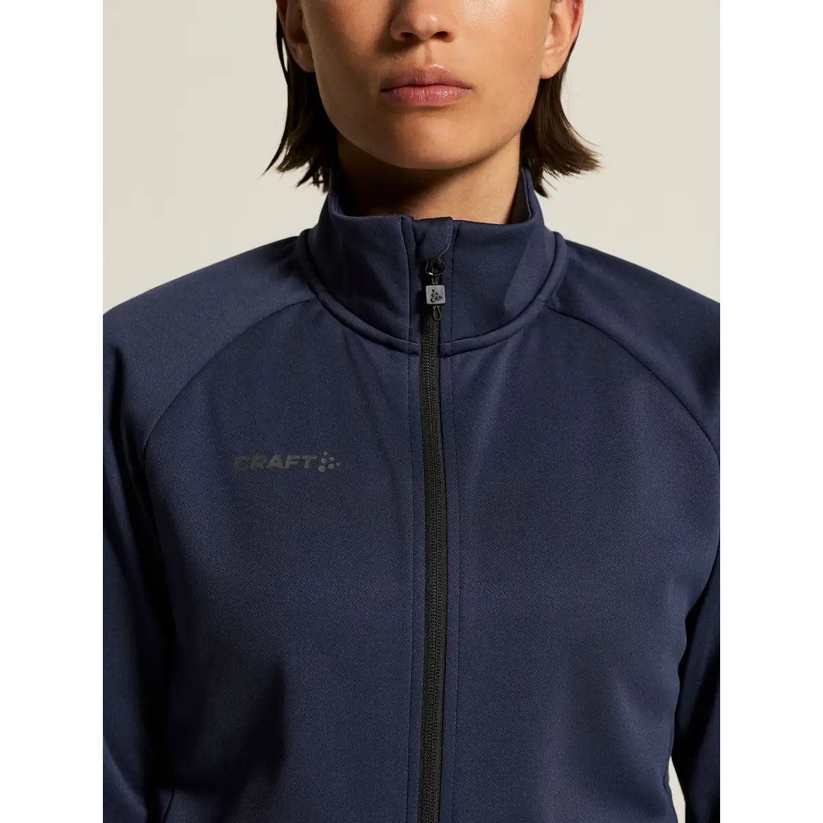 Chaqueta mujer CRAFT ADV UNIFY JACKET 1909135 24 Chaqueta mujer CRAFT ADV UNIFY JACKET 1909135, Navy, con modelo, detalle de cuello y pecho