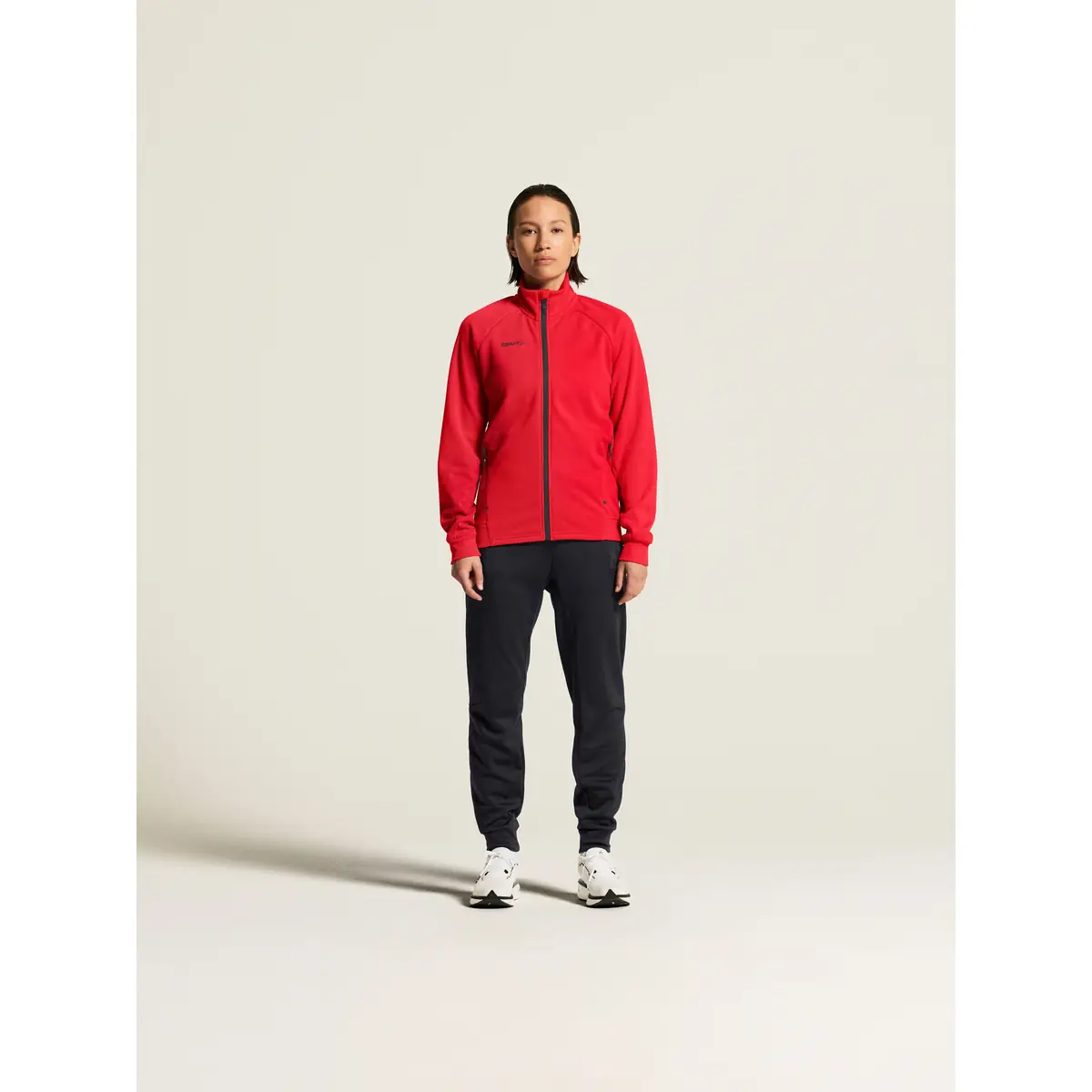 Chaqueta mujer CRAFT ADV UNIFY JACKET 1909135 43 Chaqueta mujer CRAFT ADV UNIFY JACKET 1909135, Bright red, con modelo, vista frontal de cuerpo entero