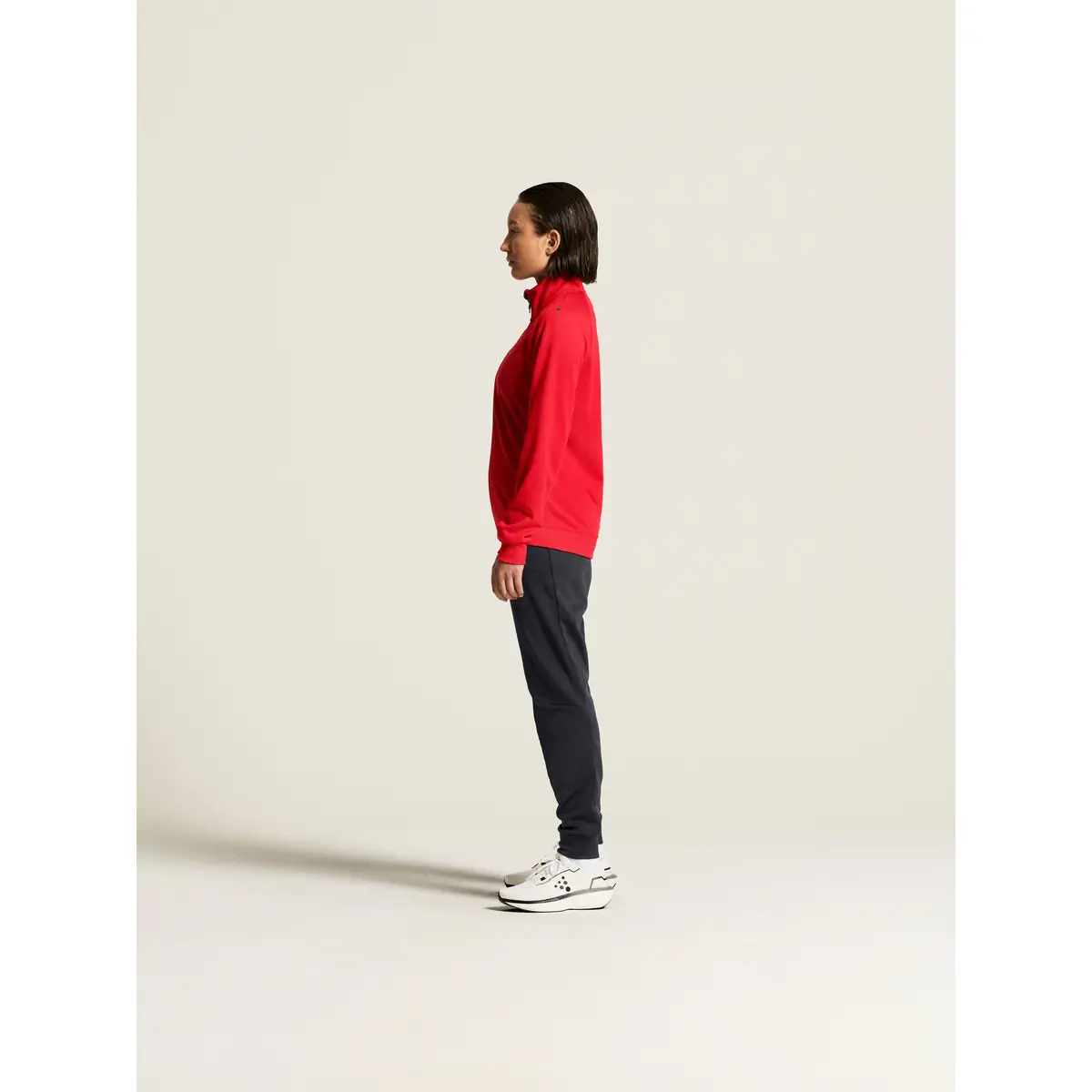 Chaqueta mujer CRAFT ADV UNIFY JACKET 1909135 39 Chaqueta mujer CRAFT ADV UNIFY JACKET 1909135, Bright red, con modelo, vista lateral de cuerpo entero