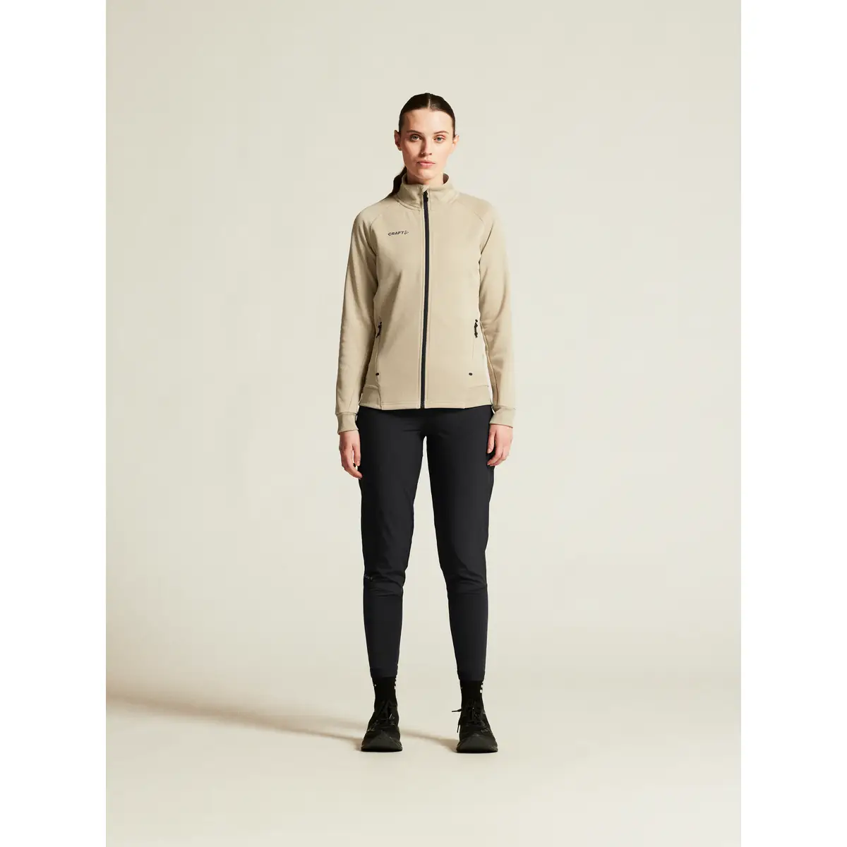 Chaqueta mujer CRAFT ADV UNIFY JACKET 1909135 51 Chaqueta mujer CRAFT ADV UNIFY JACKET 1909135, Hay, con modelo, vista frontal de cuerpo entero
