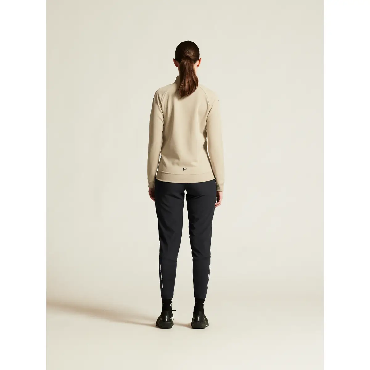 Chaqueta mujer CRAFT ADV UNIFY JACKET 1909135 47 Chaqueta mujer CRAFT ADV UNIFY JACKET 1909135, Hay, con modelo, vista posterior de cuerpo entero