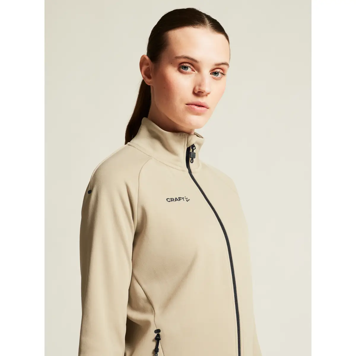 Chaqueta mujer CRAFT ADV UNIFY JACKET 1909135 49 Chaqueta mujer CRAFT ADV UNIFY JACKET 1909135, Hay, con modelo, detalle de cuello y hombro