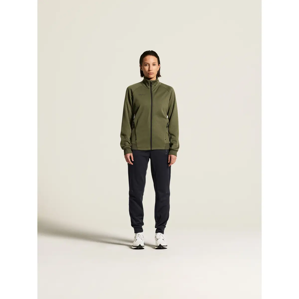 Chaqueta mujer CRAFT ADV UNIFY JACKET 1909135 57 Chaqueta mujer CRAFT ADV UNIFY JACKET 1909135, Woods, con modelo, vista frontal de cuerpo entero