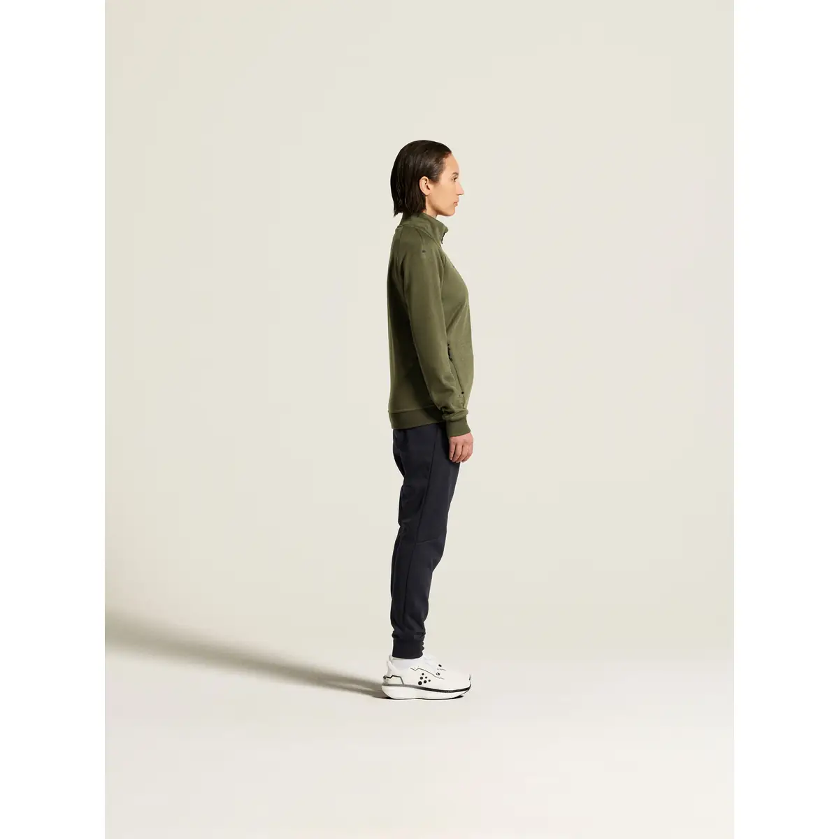 Chaqueta mujer CRAFT ADV UNIFY JACKET 1909135 53 Chaqueta mujer CRAFT ADV UNIFY JACKET 1909135, Woods, con modelo, vista lateral de cuerpo entero