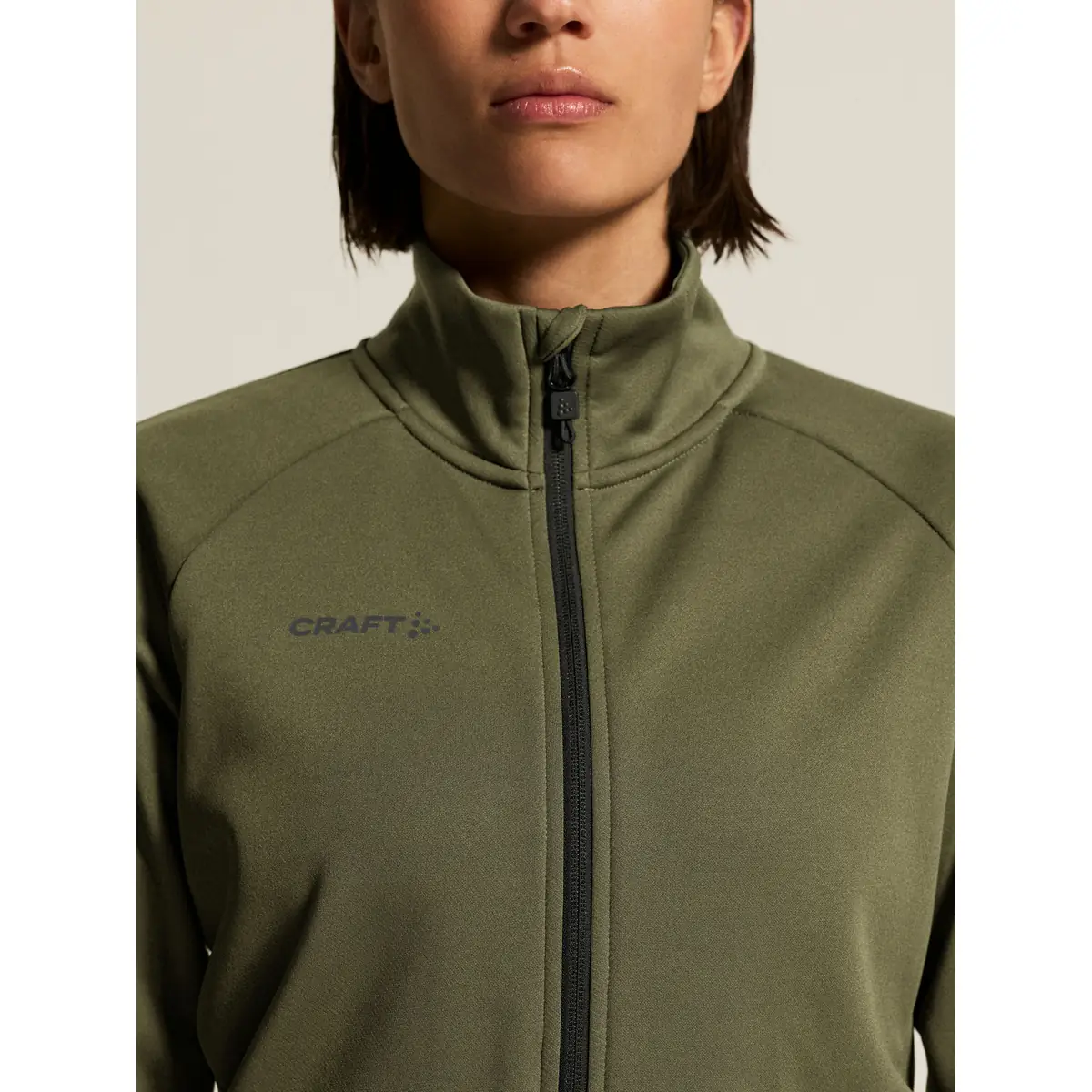 Chaqueta mujer CRAFT ADV UNIFY JACKET 1909135 61 Chaqueta mujer CRAFT ADV UNIFY JACKET 1909135, Woods, con modelo, detalle de cuello y pecho