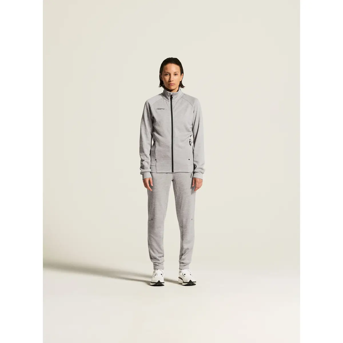 Chaqueta mujer CRAFT ADV UNIFY JACKET 1909135 62 Chaqueta mujer CRAFT ADV UNIFY JACKET 1909135, Grey melange, con modelo, vista frontal de cuerpo entero